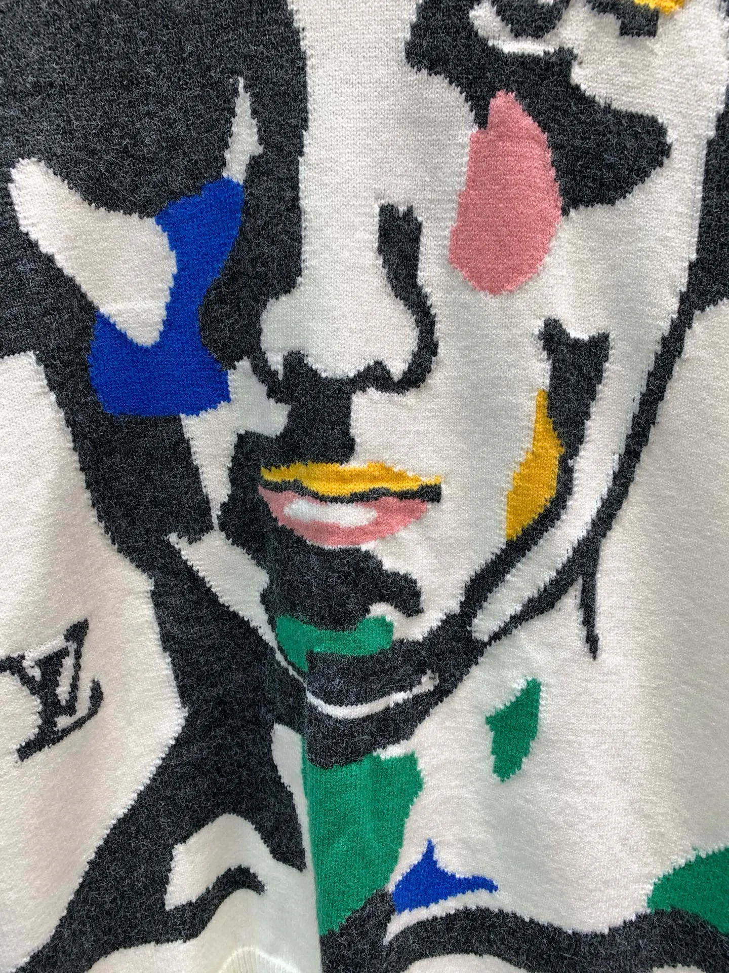 🅿️440 🀄️ Louis Vuitton 𝗟𝗢𝗨𝗜𝗦 𝗩𝗨𝗜𝗧𝗧𝗢𝗡 Intarsia plush crew neck sweater. A must-have human face sweater to summon the gods and goddesses. Both the material and design are high-end. The main body material is made of 100 cotton wool. It feels super soft and waxy. The color scheme is made of cashmere and wool blends. The position of the intarsia will be more hairy. There are 6 colors in total. The intarsia machine imported from Japan is made by Shima Seiki. This intarsia pattern is very difficult. There are more than 20 yarn feeders and dozens of yarns to make a pattern. The loss is huge and the process technology requirements are high. The key is that every color is colored spinning. The upper body is super fashionable and stylish. It must be worn~